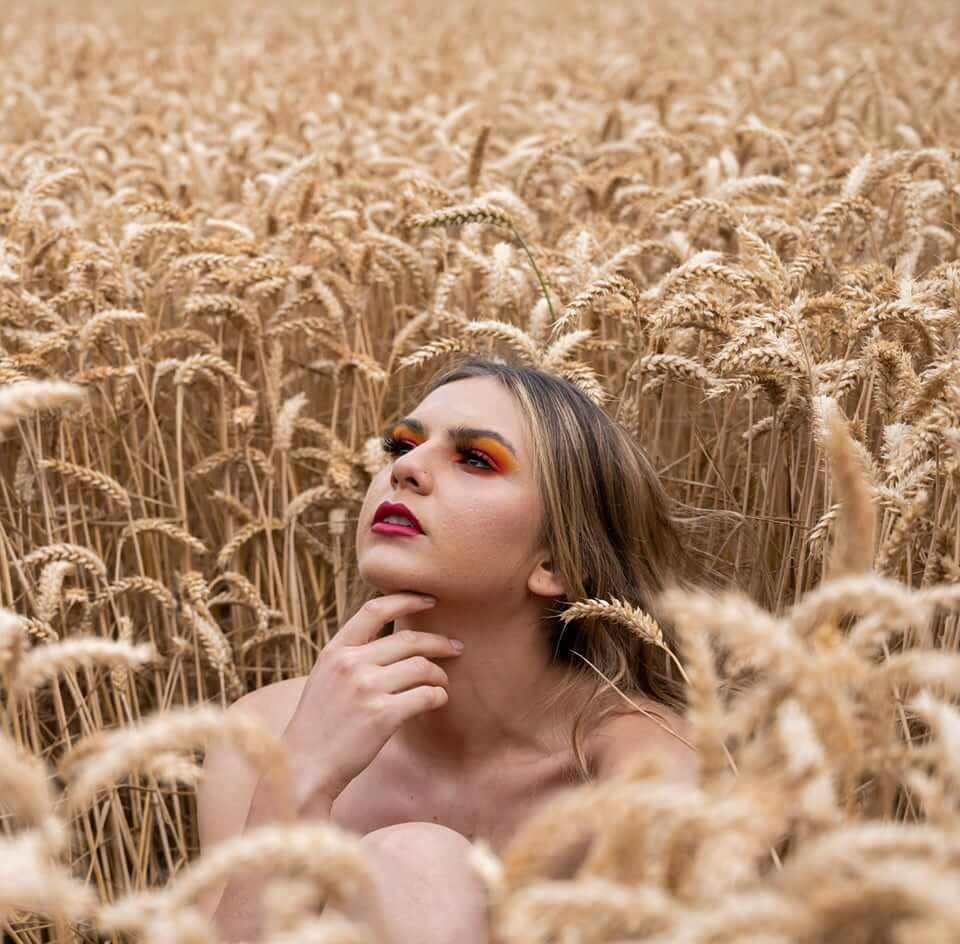 A woman in a wheat field, a portrait by David Barco